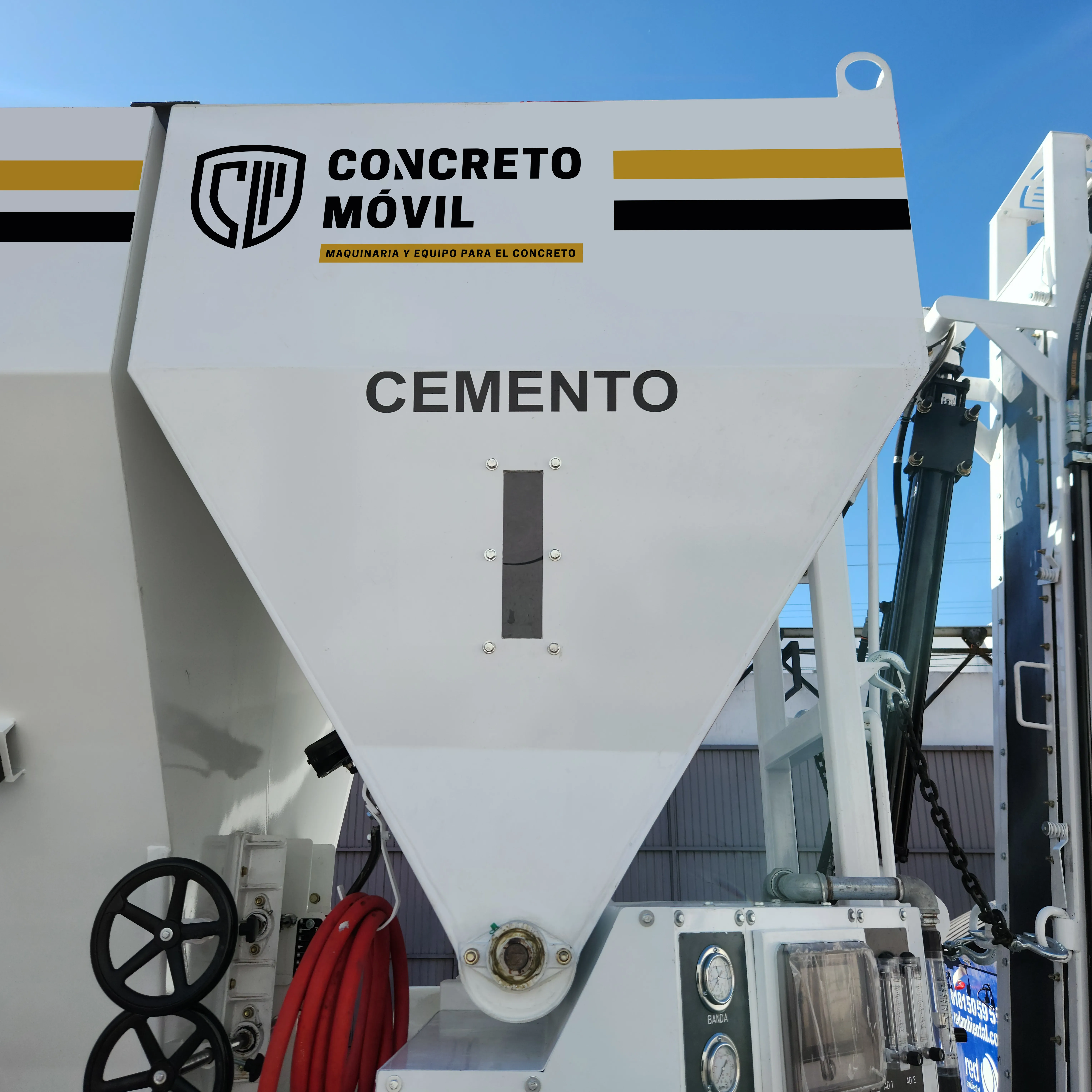 Tolva blanca con aplicaciones de la concretera móvil en proyectos de infraestructura vial para dosificación de cemento