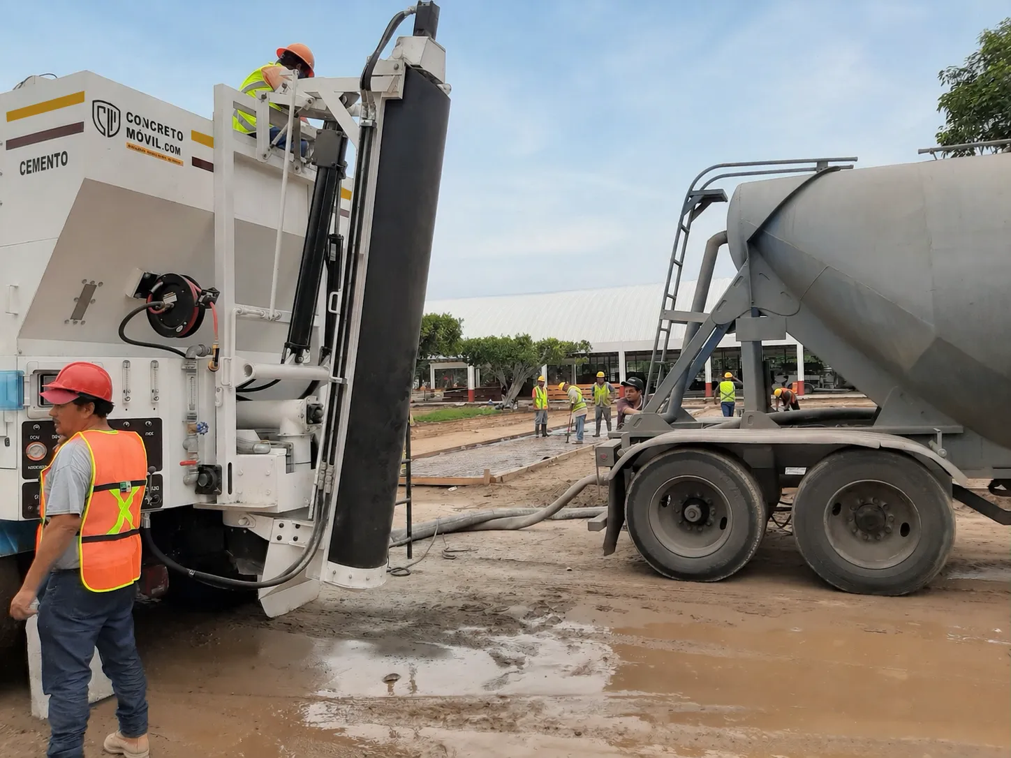 Ventajas de producir concreto en sitio vs concreto premezclado: logística eficiente entre unidades móviles de mezcla.