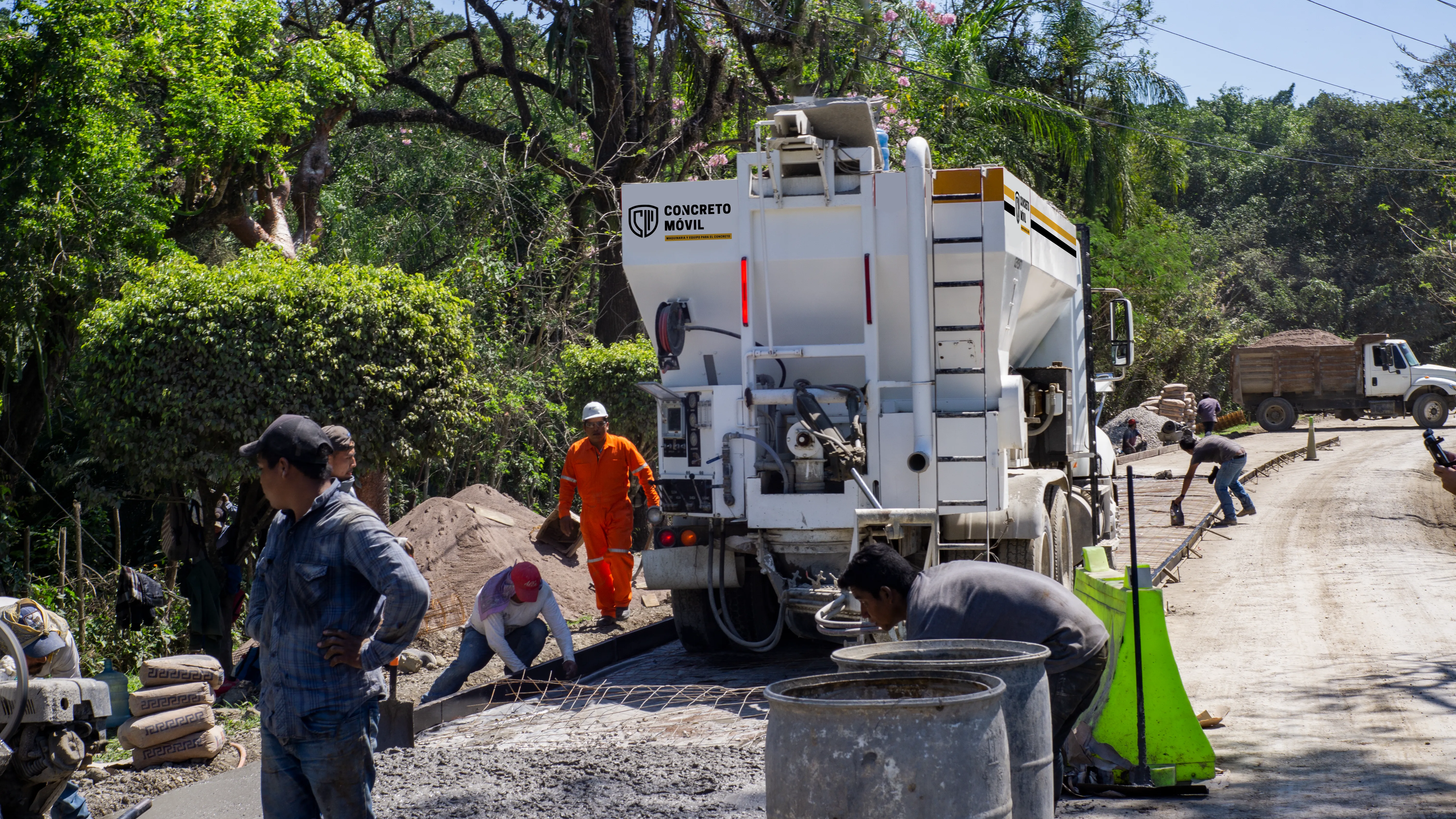 Ventajas de producir concreto en sitio vs concreto premezclado en obras viales remotas y caminos de difícil acceso.